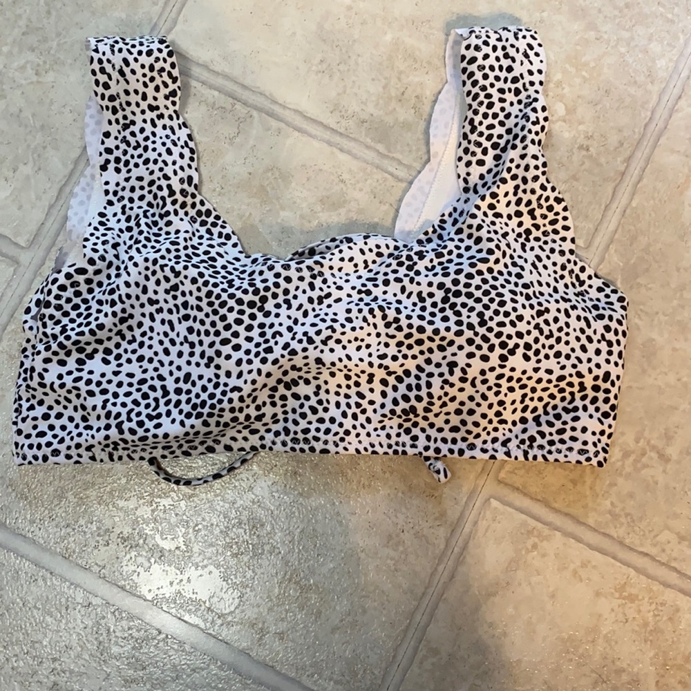 Black and white swim top, light weight pads never worn in size m